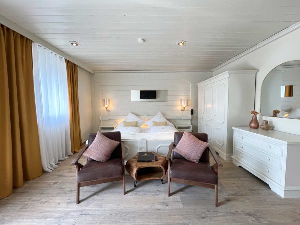 Doppelzimmer Deluxe mit Seeblick und Balkon