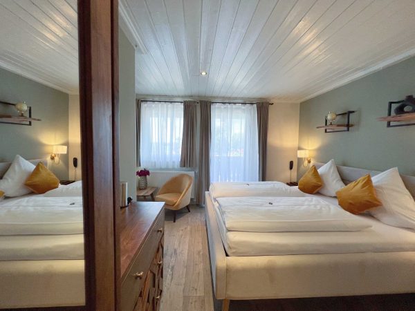 Doppelzimmer mit Seeblick und Balkon