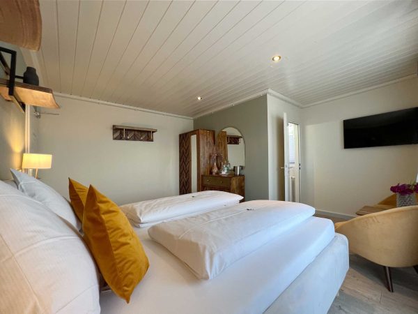 Doppelzimmer mit Seeblick und Balkon