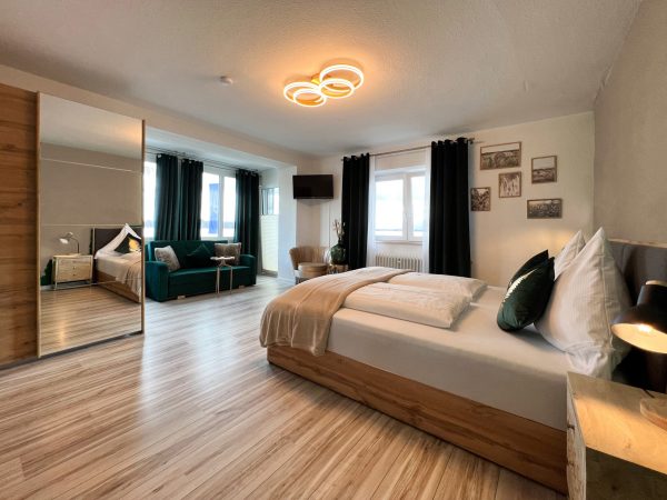 großes Doppelzimmer mit Seeblick und Balkon