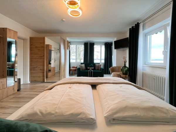großes Doppelzimmer mit Seeblick und Balkon