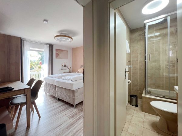 Doppelzimmer mit Seeblick und Balkon