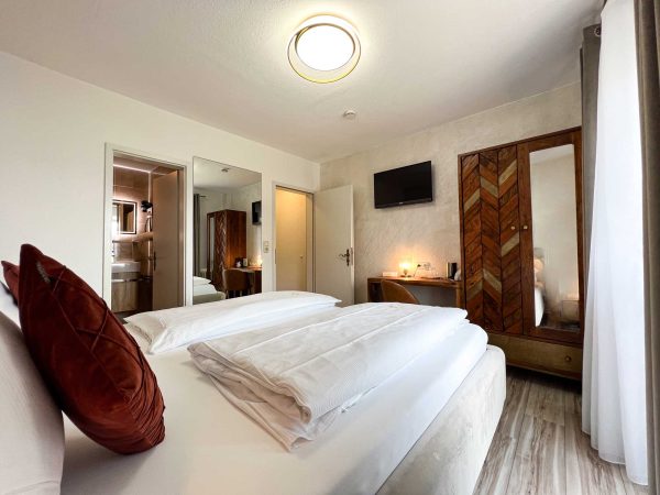 Doppelzimmer mit Seeblick und Balkon