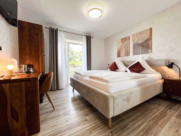 Doppelzimmer mit Seeblick und Balkon